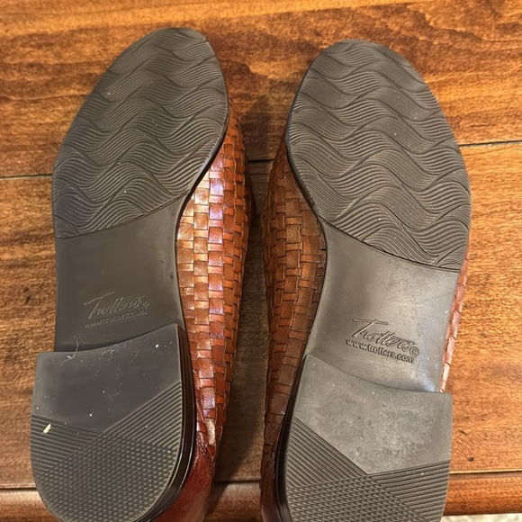 Trotters Brown Woven Flats - Picture 12 of 12